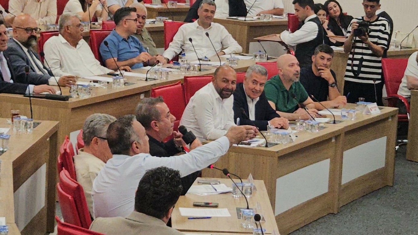AYDIN BÜYÜKŞEHİR MECLİSİNDE MİKROFON SANSÜRÜ: BURAYI PAVYONA ÇEVİRDİNİZ