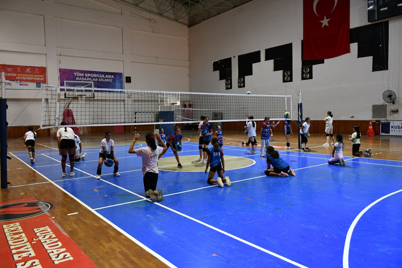 KUŞADASI’NDA MİNİKLER İÇİN YAZ DEMEK, SPOR DEMEK