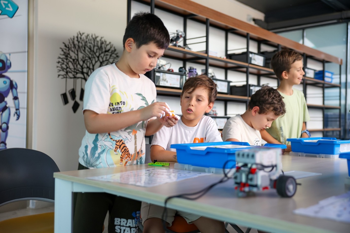 EFELER’DE GELECEĞİN YAZILIMCILARI YETİŞİYOR: DİJİTAL GENÇLİK MERKEZİ’NDE ROBOTİK KODLAMA RÜZGARI