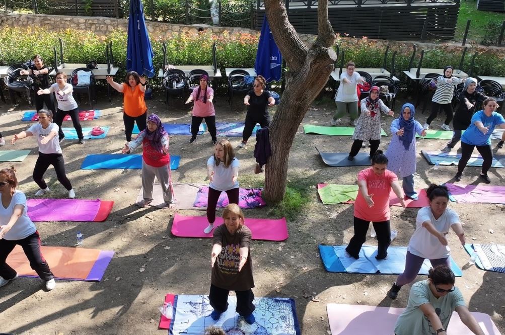 BAŞKAN YETİŞKİN’DEN HUZURA DAVET: EFELER’DE YOGA AKŞAMI