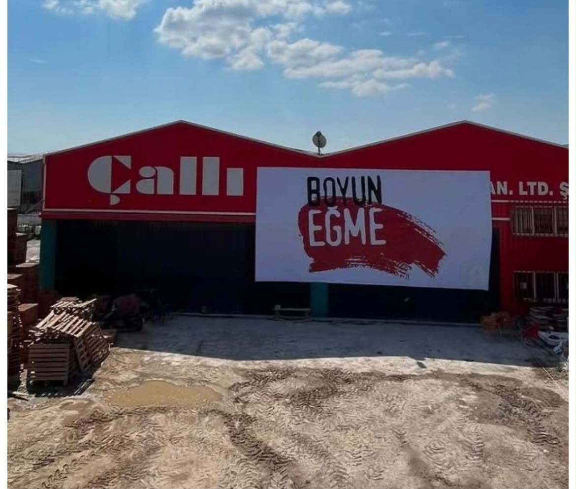 BOYUN EĞME PANKARTINA GÖZALTI KARARI ÇIKTI. 